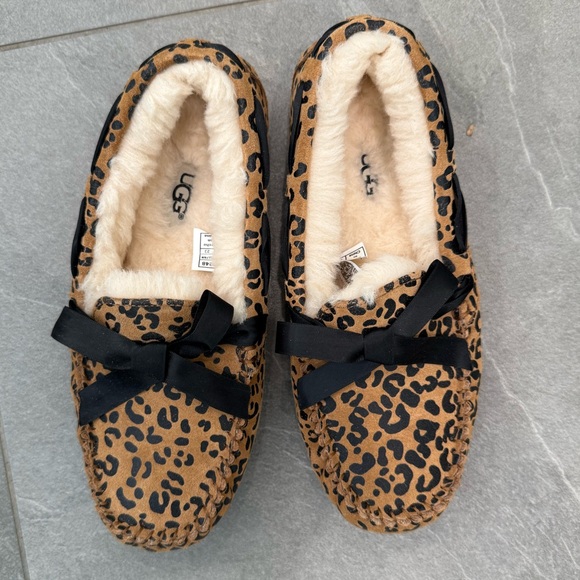 UGG slippers NEW Dakota cheetah print, black ribbon, wool warm insides size 6 - Picture 1 of 8